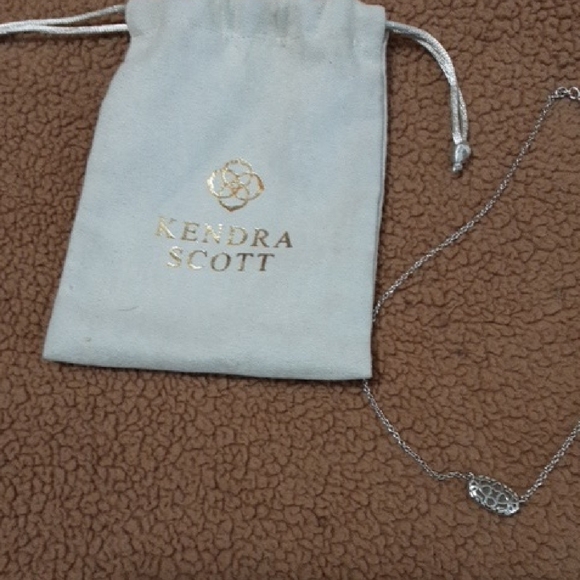 Elegant Silver Necklace with Intricate Pendant - Picture 2 of 8